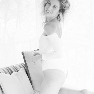 Lauren Bonner sexy lingerie shoot