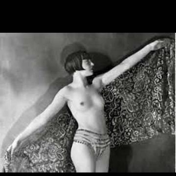 Louise Brooks exposes boobs