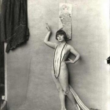 Louise Brooks flashes fascinating body