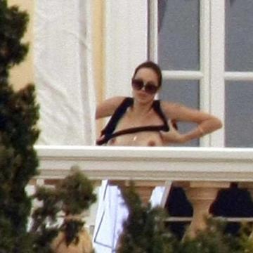 Angelina Jolie nude boobs for paparazzi