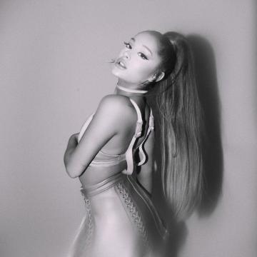 Ariana-Grande-topless-10