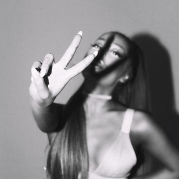 Ariana-Grande-topless-11