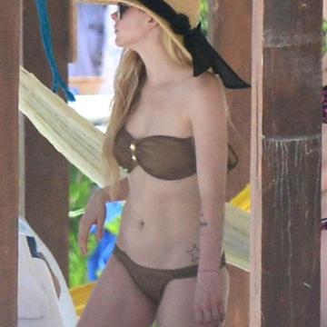 avril-lavigne-oops-and-nude-pics-12
