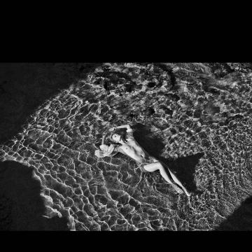 Barbara Di Creddo shows naked body