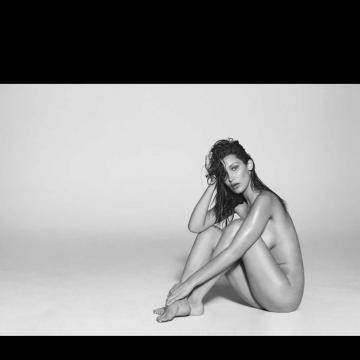 Bella Hadid goes naked