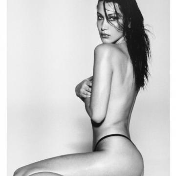 Bella Hadid provocative topless