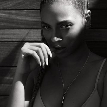 Beyonce Knowles cleavage spills from bikini