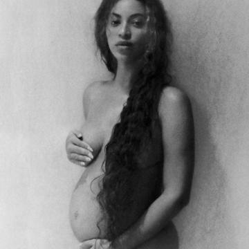 Beyonce Knowles entirely naked and pregnant