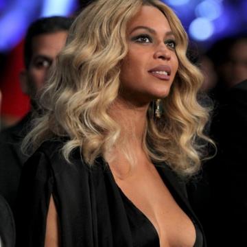 Beyonce Knowles sexy cleavage tries to escape