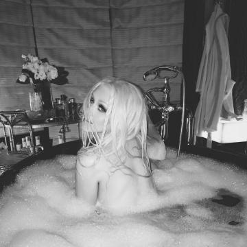 Christina Aguilera poses completely naked