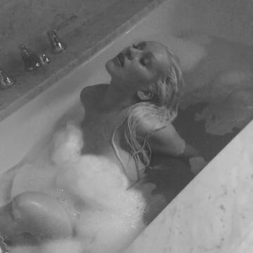 Christina Aguilera goes naked in the bath