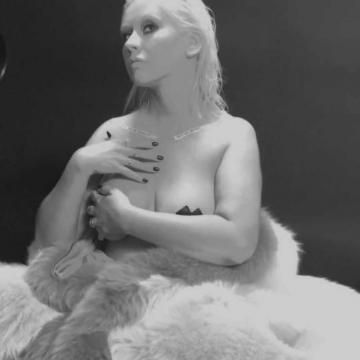 christina-aguilera-topless-and-nude-pics-0