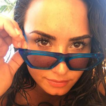 Demi Lovato see her completely naked