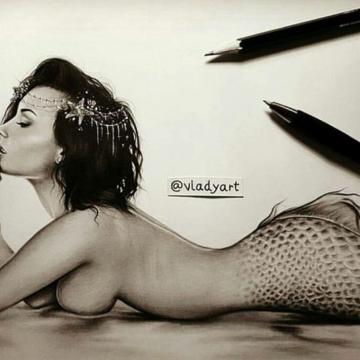 Adorable sexy singer Demi Lovato goes naked