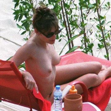 elizabeth-hurley-boobs-exposed-37