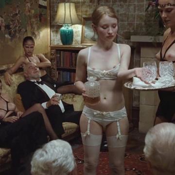 Emily-Browning-Naked-03-624x468