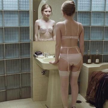 Emily-Browning-Naked-04-624x468