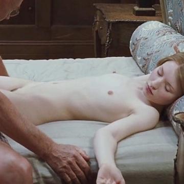Emily-Browning-Naked-09-624x468