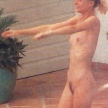 gwyneth-paltrow-pussy-exposed-05