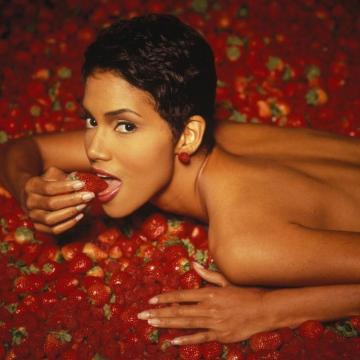 halle-berry-nude-tits-19
