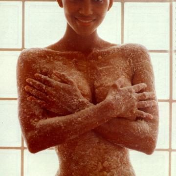 halle-berry-nude-tits-44