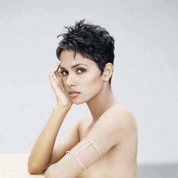 halle-berry-nude-tits-47