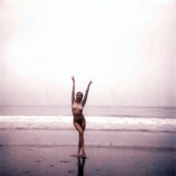 Ireland-Baldwin-poses-naked-at-the-beach-09