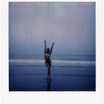 Ireland-Baldwin-poses-naked-at-the-beach-10