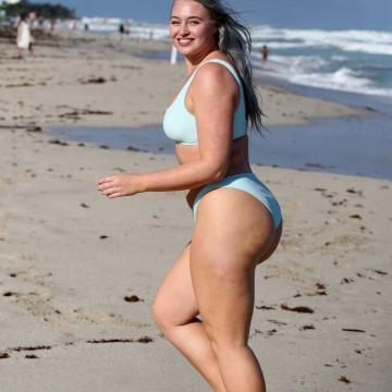 Iskra-Lawrence-Photo-Gallery-10