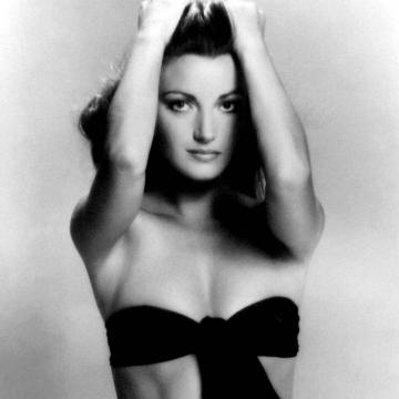 jane-seymour-sexy-black-and-white-photo-0