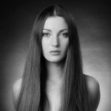 jane-seymour-sexy-black-and-white-photo-4