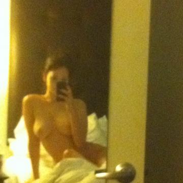 Jennifer-Lawrence-boobs-in-bed-mirror-selfie