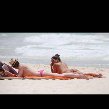 kelly-brook-topless-on-the-beach-8