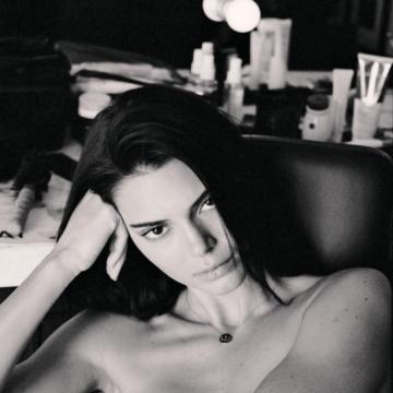 Kendall-Jenner-poses-naked005