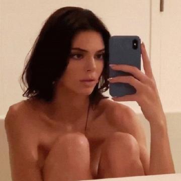 Kendall-Jenner-poses-naked016