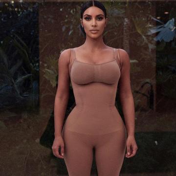 Kim-Kardashian-shows-ass-and-boobs-19