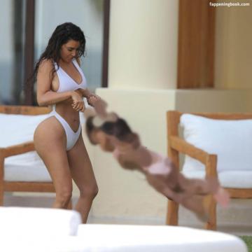 kim-kardashian-nudes-281
