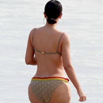 kim-kardashian-exposes-her-body-03