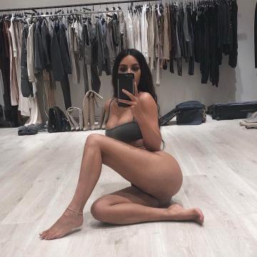 kim-kardashian-exposes-her-body-10