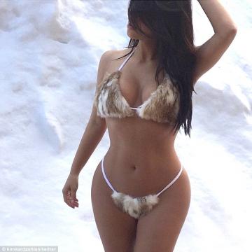 kim-kardashian-exposes-her-body-15