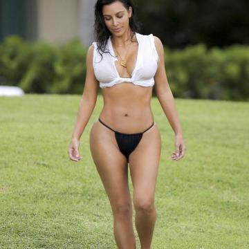 kim-kardashian-exposes-her-body-45