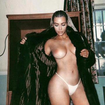 Topless Kim Kardashian Showed Her Boobs and Big Ass