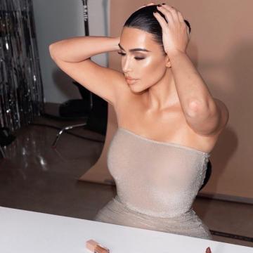 Kim Kardashian shows sexy nudity