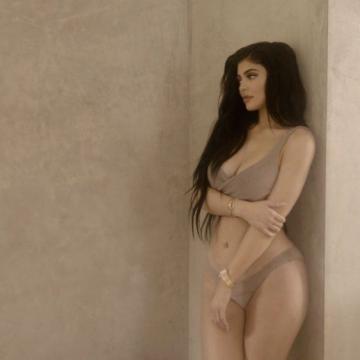 kylie-jenner-booty-and-topless-01
