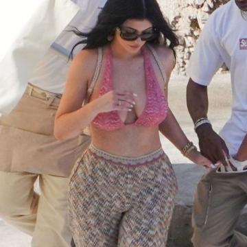 kylie-jenner-goes-naughty-07