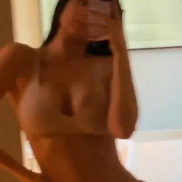 Kylie-Jenner-naked015
