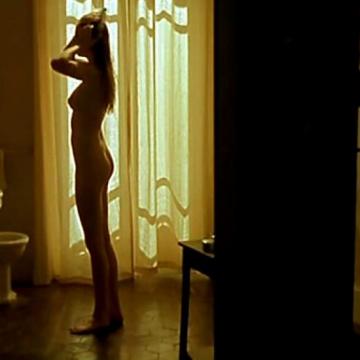 Leelee Sobieski shows completely nude body