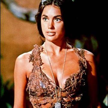 linda-harrison-cleavage-picture-5