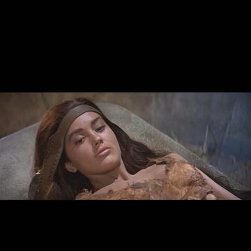 linda-harrison-hot-screencaps-10