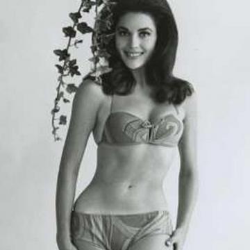 linda-harrison-showing-off-naked-boobs-0